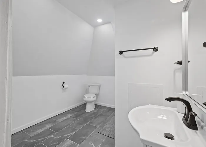 Shadyside, 3b Modern And Stylish Private Bedroom With Shared Bathroom And Free Parking Homestay *