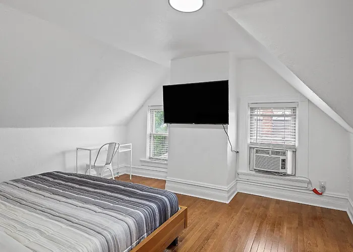 Shadyside, 3b Modern And Stylish Private Bedroom With Shared Bathroom And Free Parking *