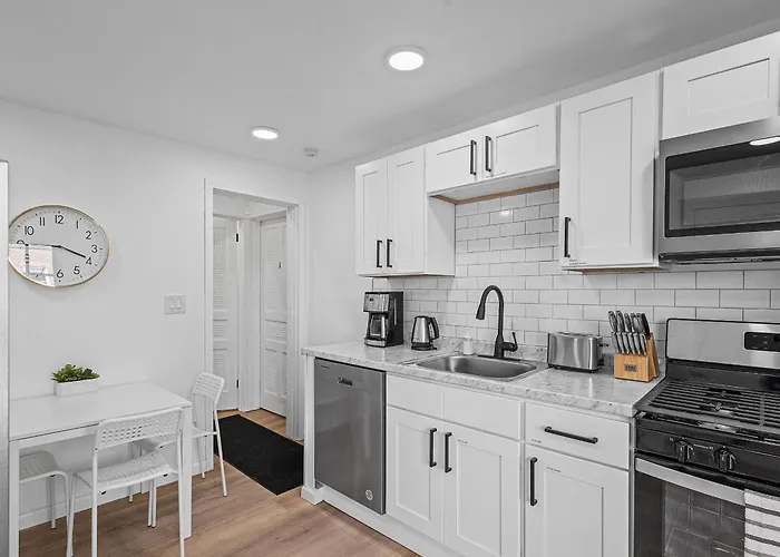 Shadyside, 3b Modern And Stylish Private Bedroom With Shared Bathroom And Free Parking Homestay