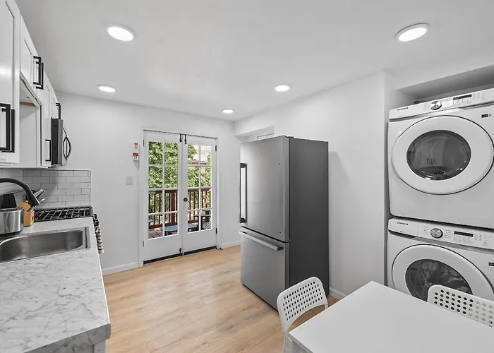 Shadyside, 3b Modern And Stylish Private Bedroom With Shared Bathroom And Free Parking Homestay *
