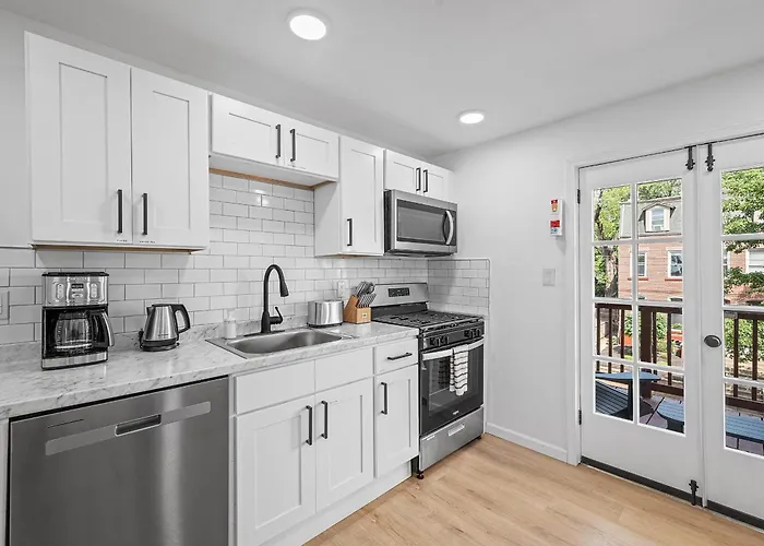 Shadyside, 3b Modern And Stylish Private Bedroom With Shared Bathroom And Free Parking Homestay