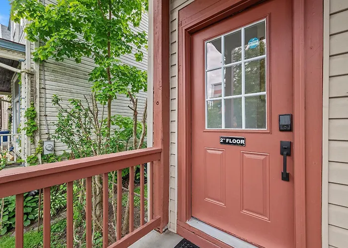 Shadyside, 3b Modern And Stylish Private Bedroom With Shared Bathroom And Free Parking Homestay *